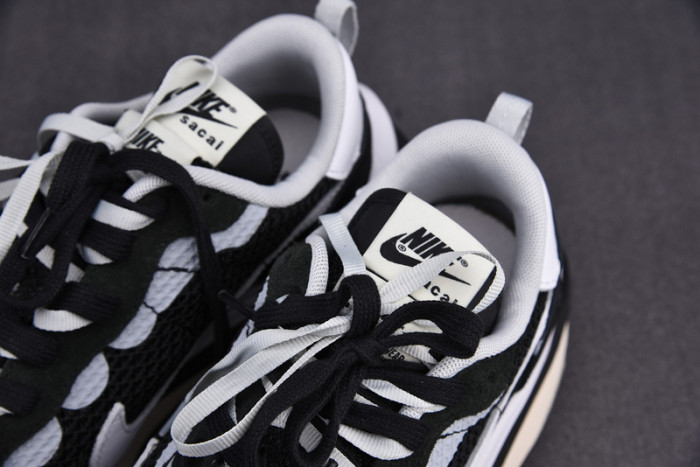 nike vaporwaffle sacai black white cv1363-001