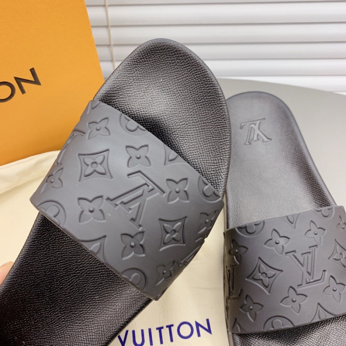 loui v sandals